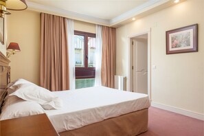 Double Room Single Use | Premium bedding, down duvets, minibar, desk - Hospedium Hotel Sky Blu Loiu (Loiu)