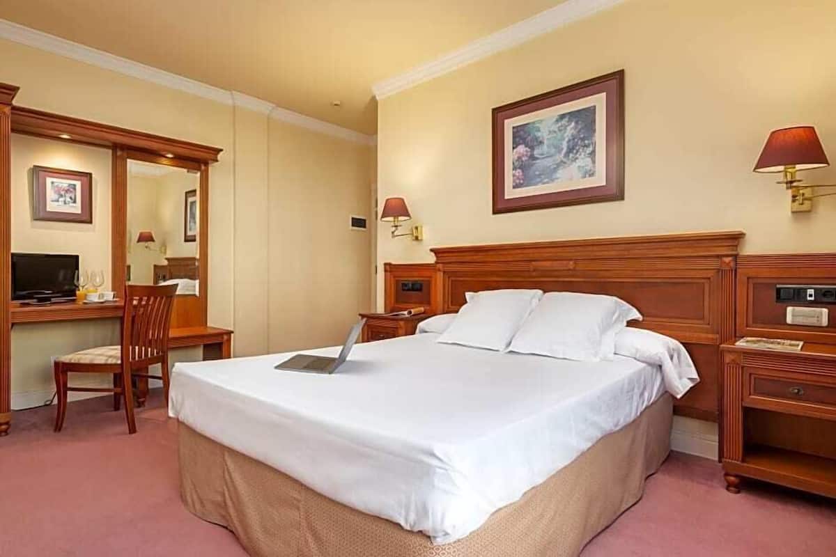Hochwertige Bettwaren, Daunenbettdecken, Minibar, Schreibtisch