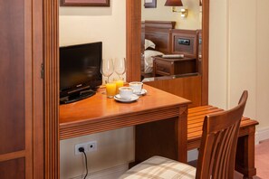 Premium bedding, down comforters, minibar, desk - Hospedium Hotel Sky Blu Loiu (Loiu)