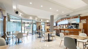 Een modern restaurant met een bar, zitplaatsen en een balie.