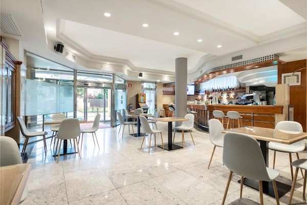 Tägliches Frühstücksbuffet (7 EUR pro Person)