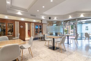 Desayuno buffet todos los días (con cargo)