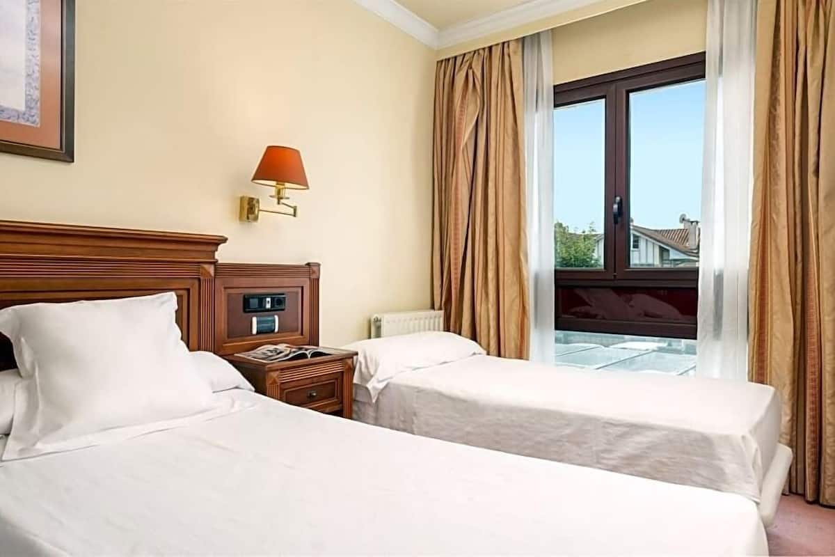 Premium bedding, down comforters, minibar, desk