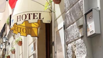 A hotel sign with the word "HOTEL" and a yellow arrow pointing to the right.