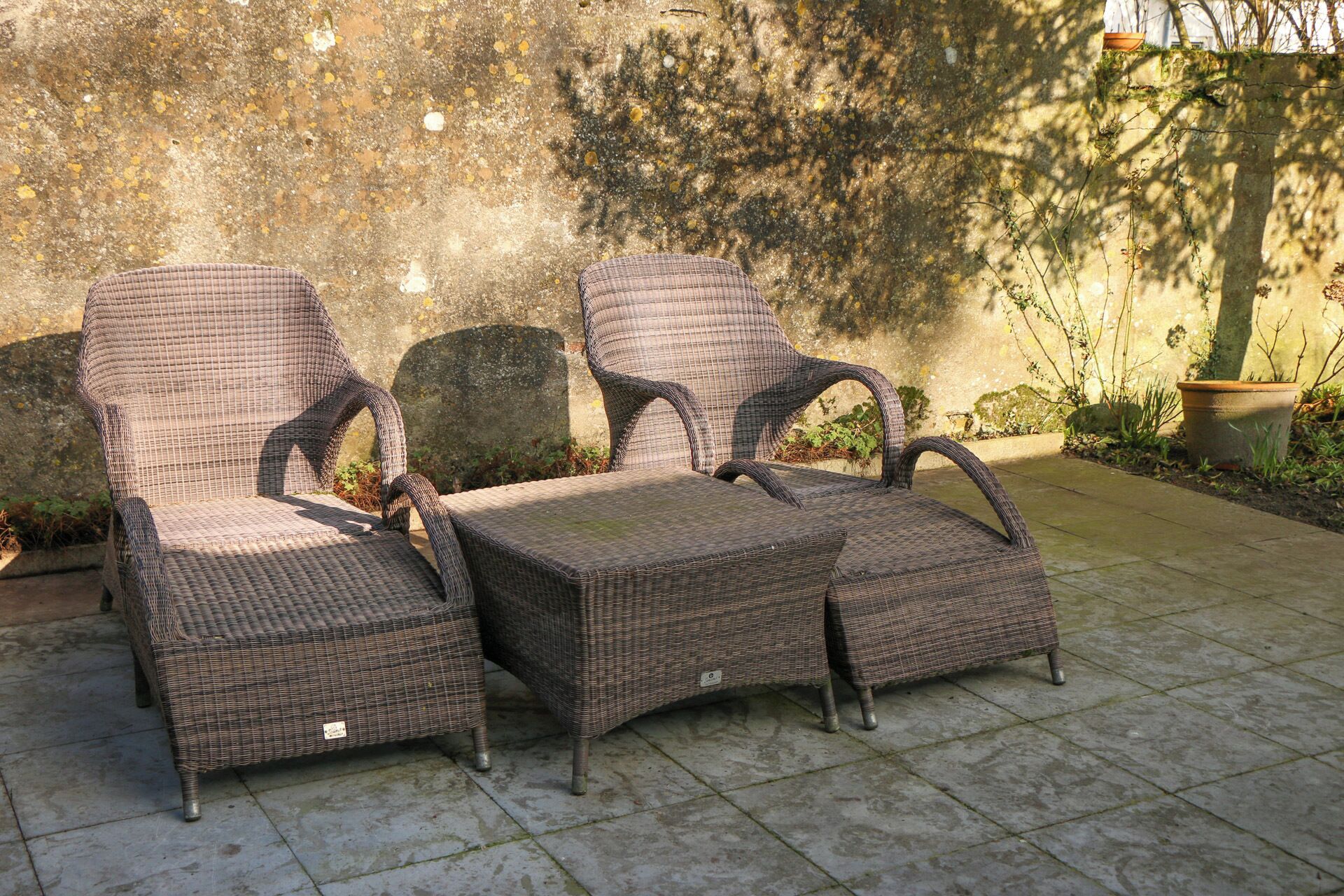 Romantic Double Room with private garden (Room 17, Annex ) | Luxe beddengoed, pillowtop-bedden, een kluis op de kamer