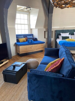 Romantic Tower Suite, Panorama view, Second Floor (Room 1001, main building) | Luxe beddengoed, pillowtop-bedden, een kluis op de kamer