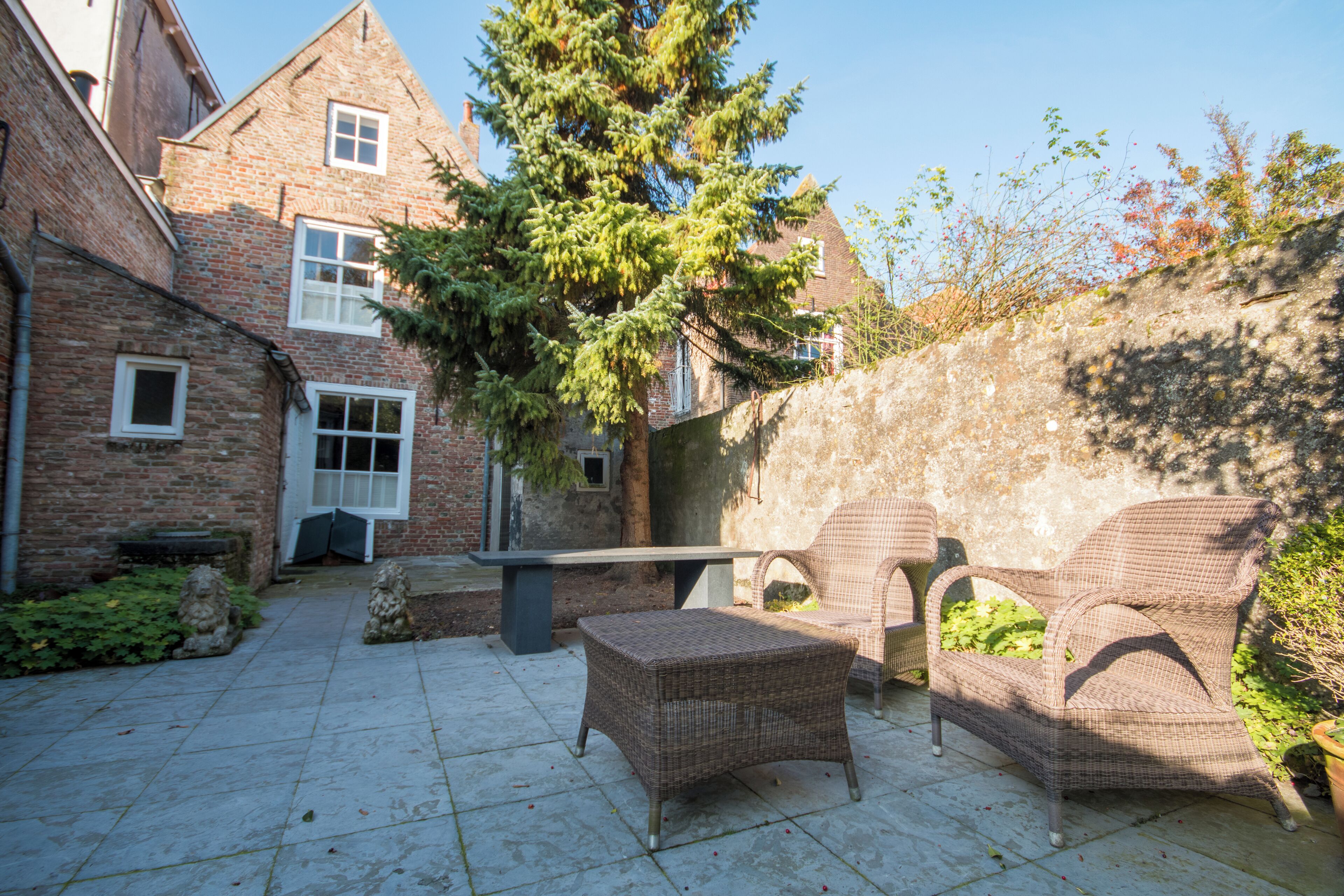 Romantic Double Room with private garden (Room 17, Annex ) | Luxe beddengoed, pillowtop-bedden, een kluis op de kamer