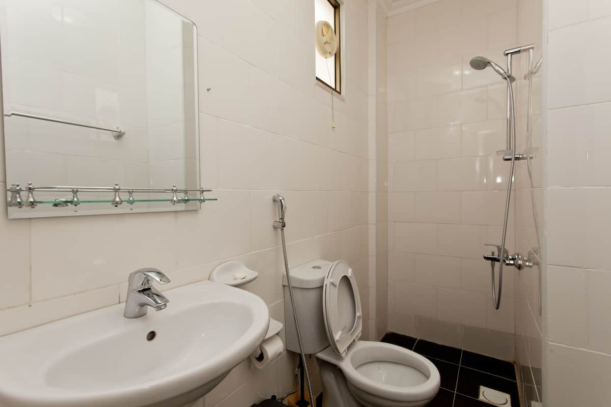 shower, free toiletries, towels