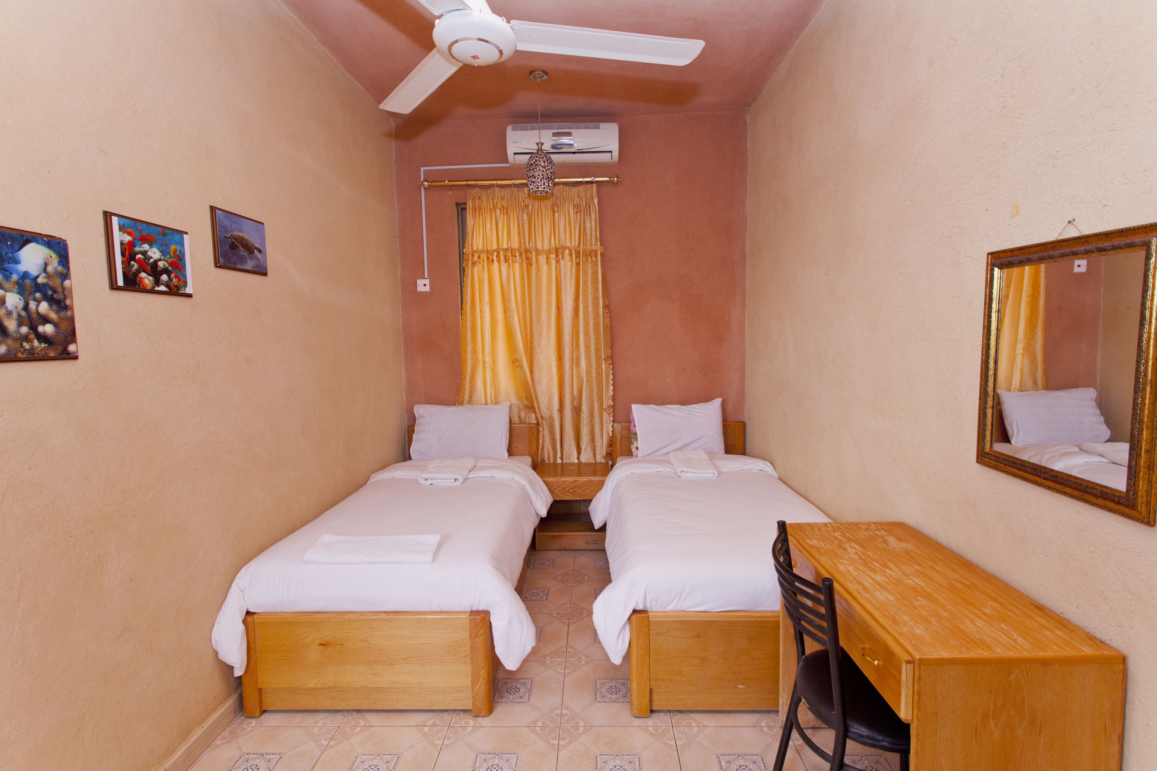 twin room | desk, free wifi, bed sheets