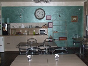 Tägliches Frühstücksbuffet (7 EUR pro Person)