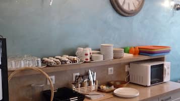 Desayuno buffet (EUR 7 por persona)