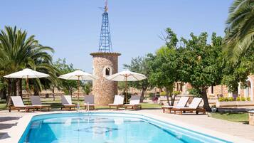 Outdoor pool, pool loungers