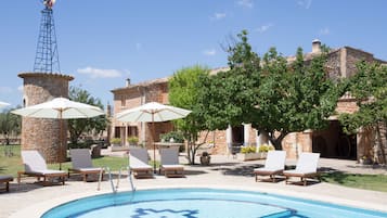 Outdoor pool, pool loungers