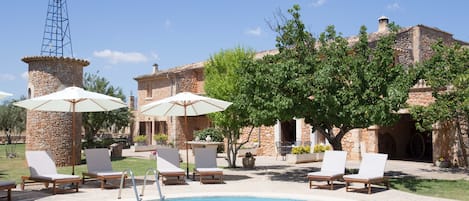 Una piscina al aire libre, tumbonas