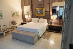 Minibar, in-room safe, desk, laptop workspace - Dan Inn Franca by Nacional Inn (Franca)