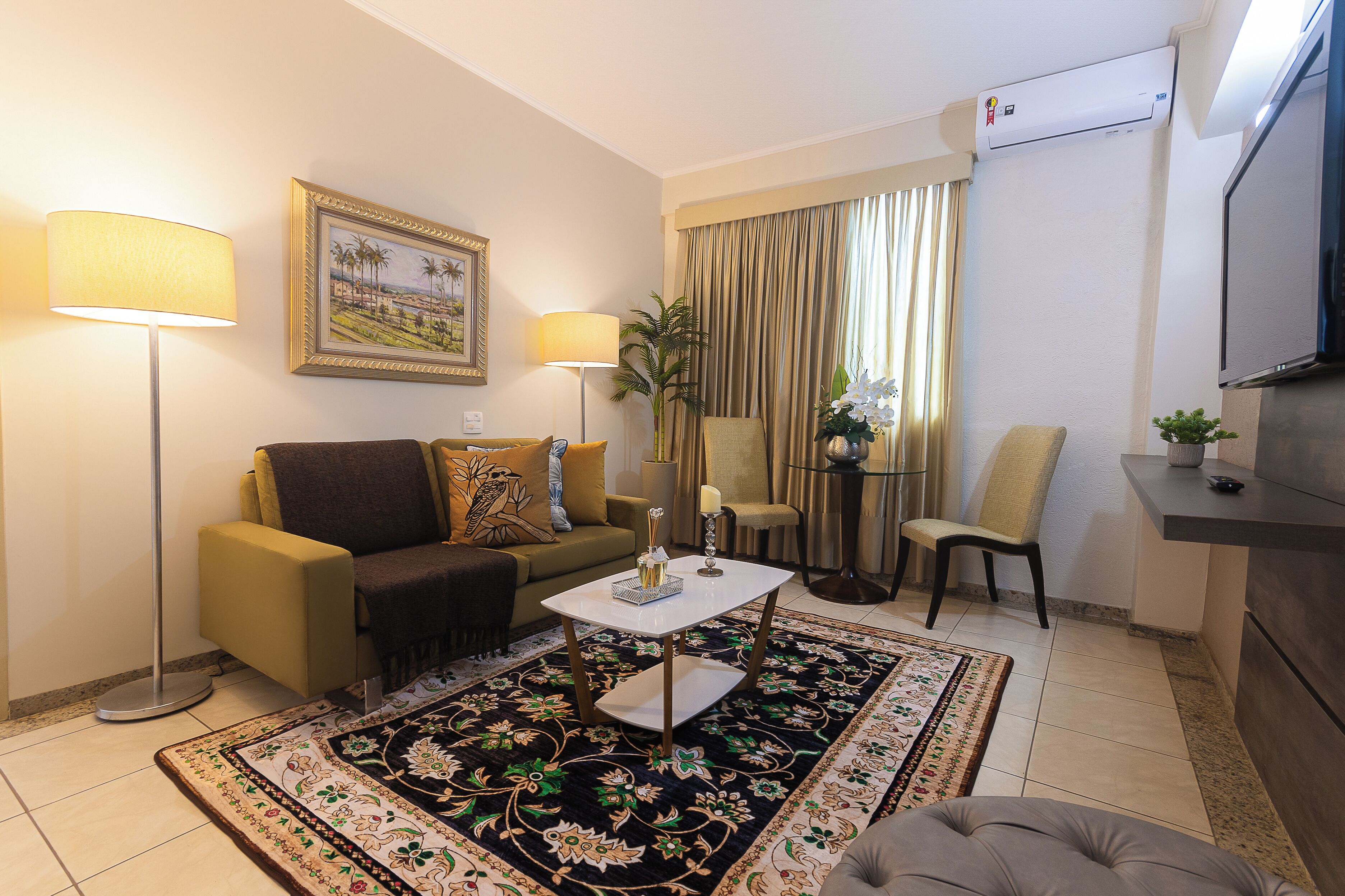 Suíte superluxo | Frigobar, cofres nos quartos, escrivaninha