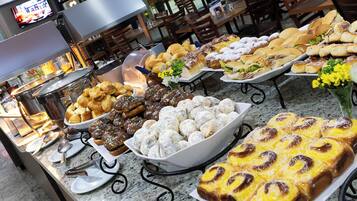 Café da manhã com pratos da culinária local grátis todos os dias