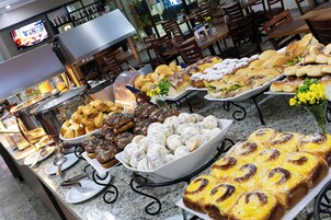 Café da manhã com pratos da culinária local grátis todos os dias