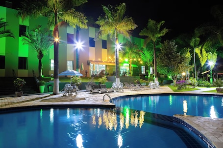Outdoor pool, sun loungers