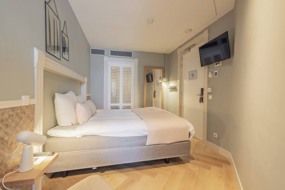 Fer et planche à repasser, Wi-Fi gratuit, décoration personnalisée