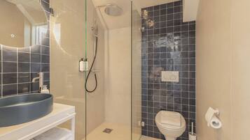Deluxe Double Room | Bathroom | Shower, free toiletries, hair dryer, towels