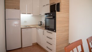 Appartement Prestige, 2 chambres, terrasse | Cuisine privée | Réfrigérateur, four à micro-ondes, un four, surface de cuisson