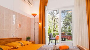 Appartement Prestige, 2 chambres, terrasse | Fer et planche à repasser, accès au Wi-Fi (inclus), literie fournie