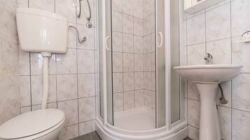 Studio, Terrace (for 4 People) | Bilik Mandi | Pancuran mandi, pengering rambut, tuala disediakan