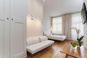 Deluxe Studio | Egyptian cotton sheets, hypo-allergenic bedding, pillow-top beds - Apartamenty Bracka 6 (Kraków)