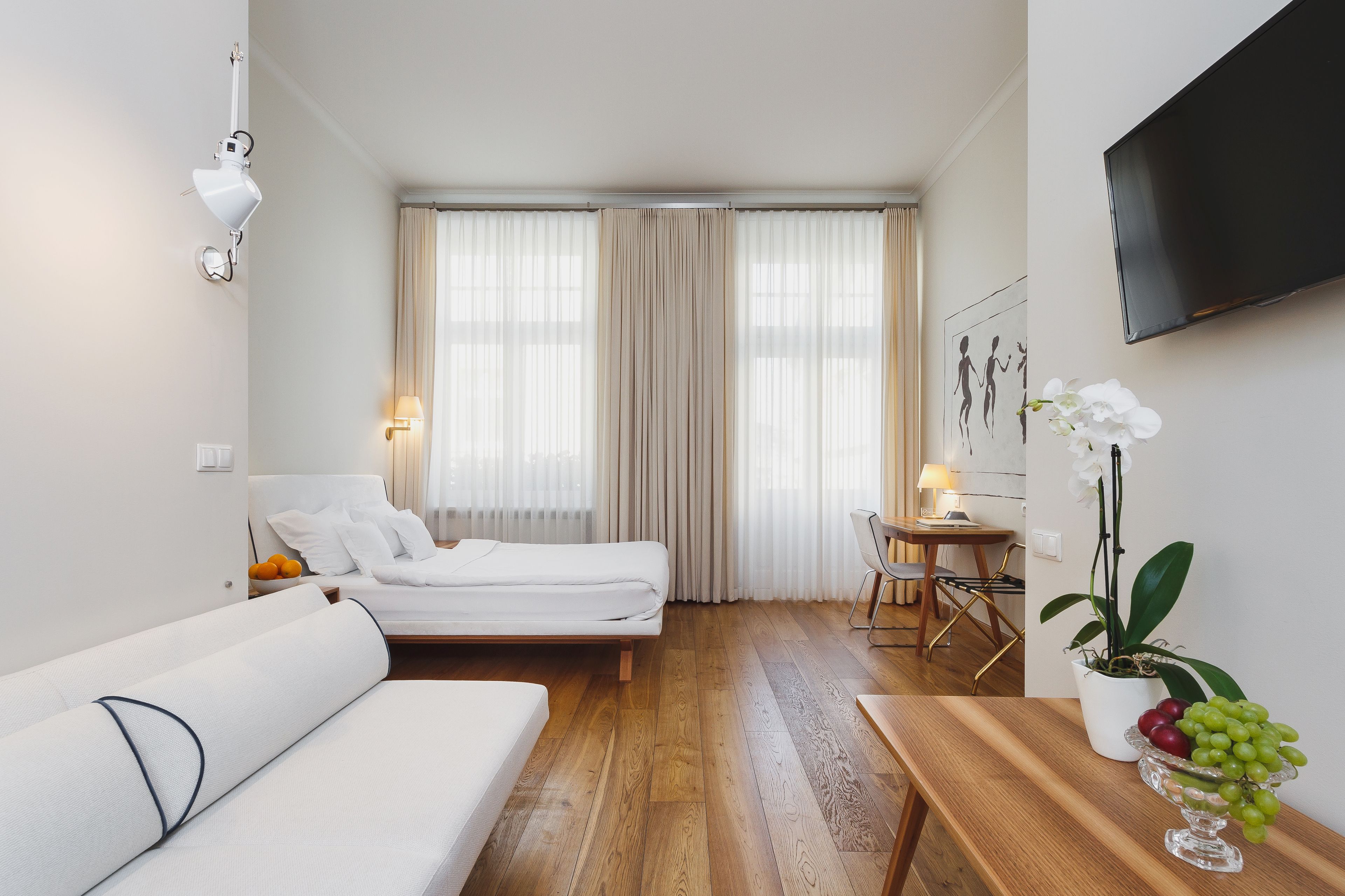 Deluxe Studio | Living area | TV, toys