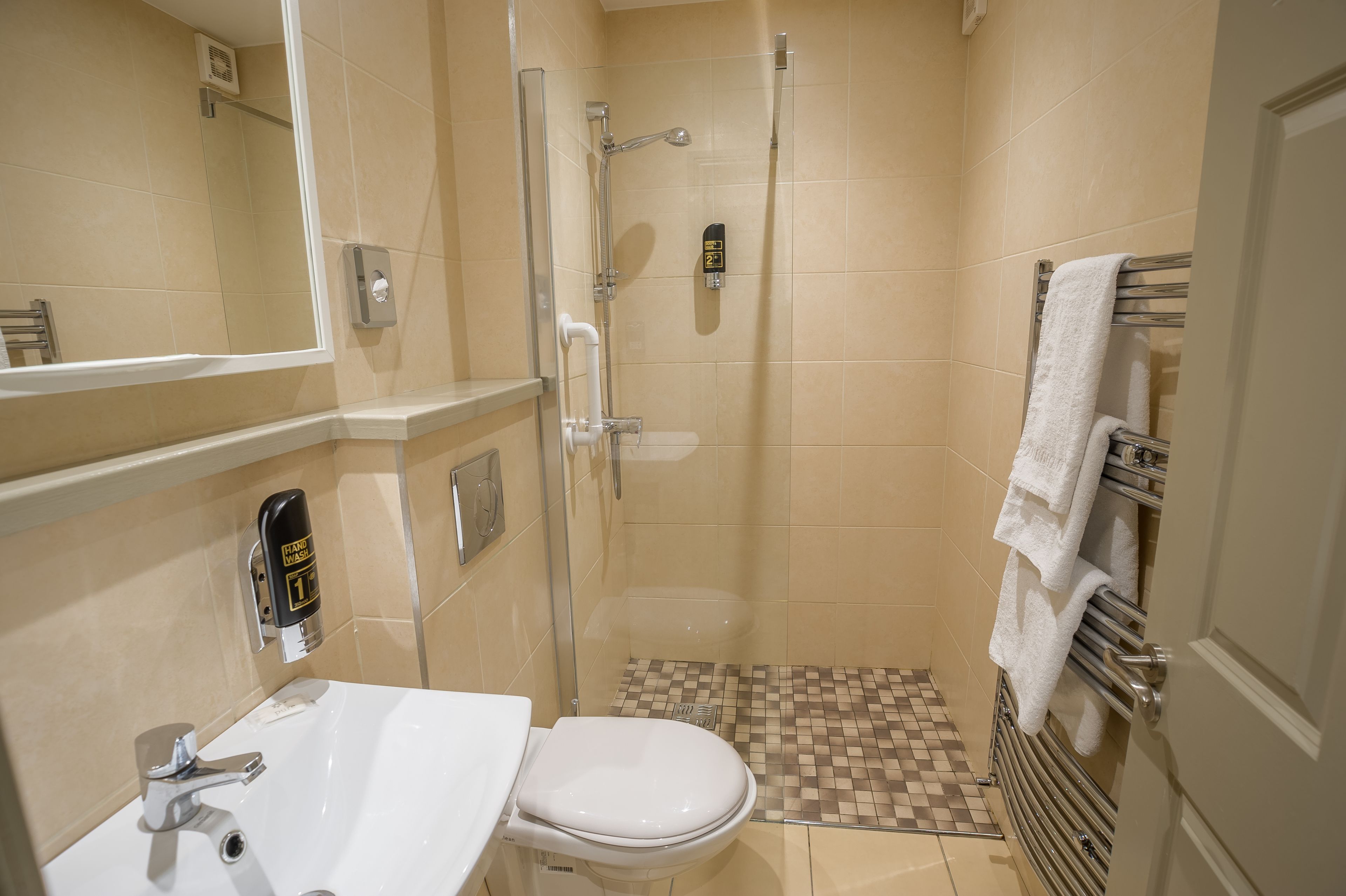 Een badkamer met een wastafel, toilet en douche.