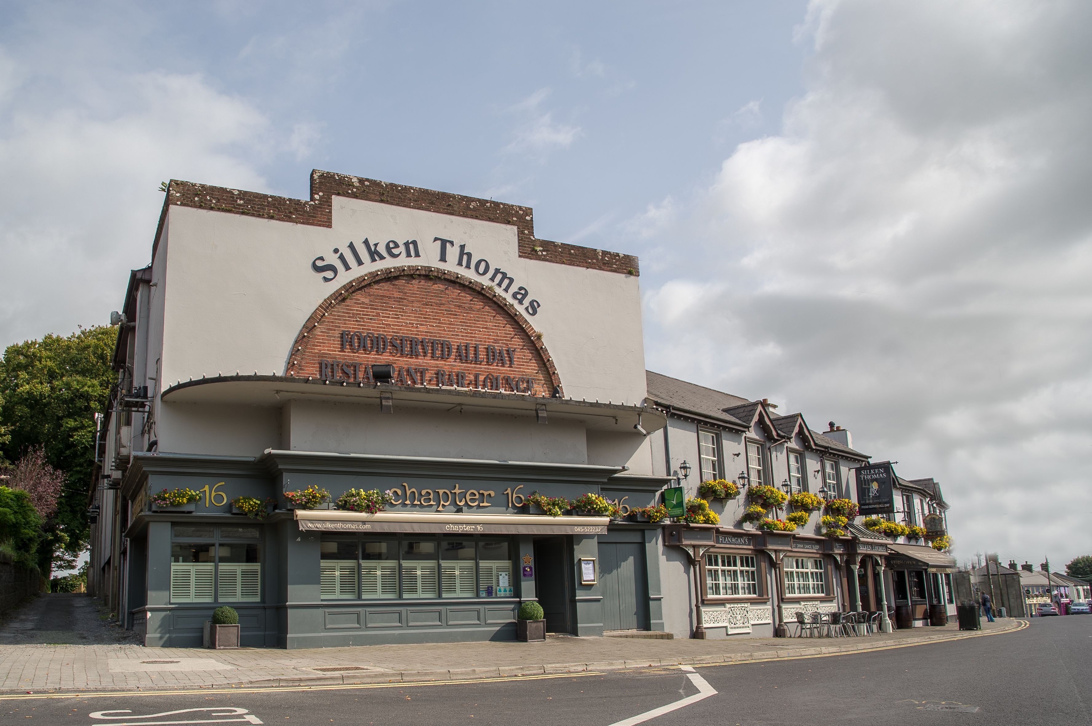 Un edificio con un cartello che riporta le scritte "Silken Thomas" e "Chapter 16".