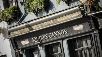 Un edificio con un letrero que dice "Squires Gannon" y una dirección de sitio web "www.silkerthomas.com".