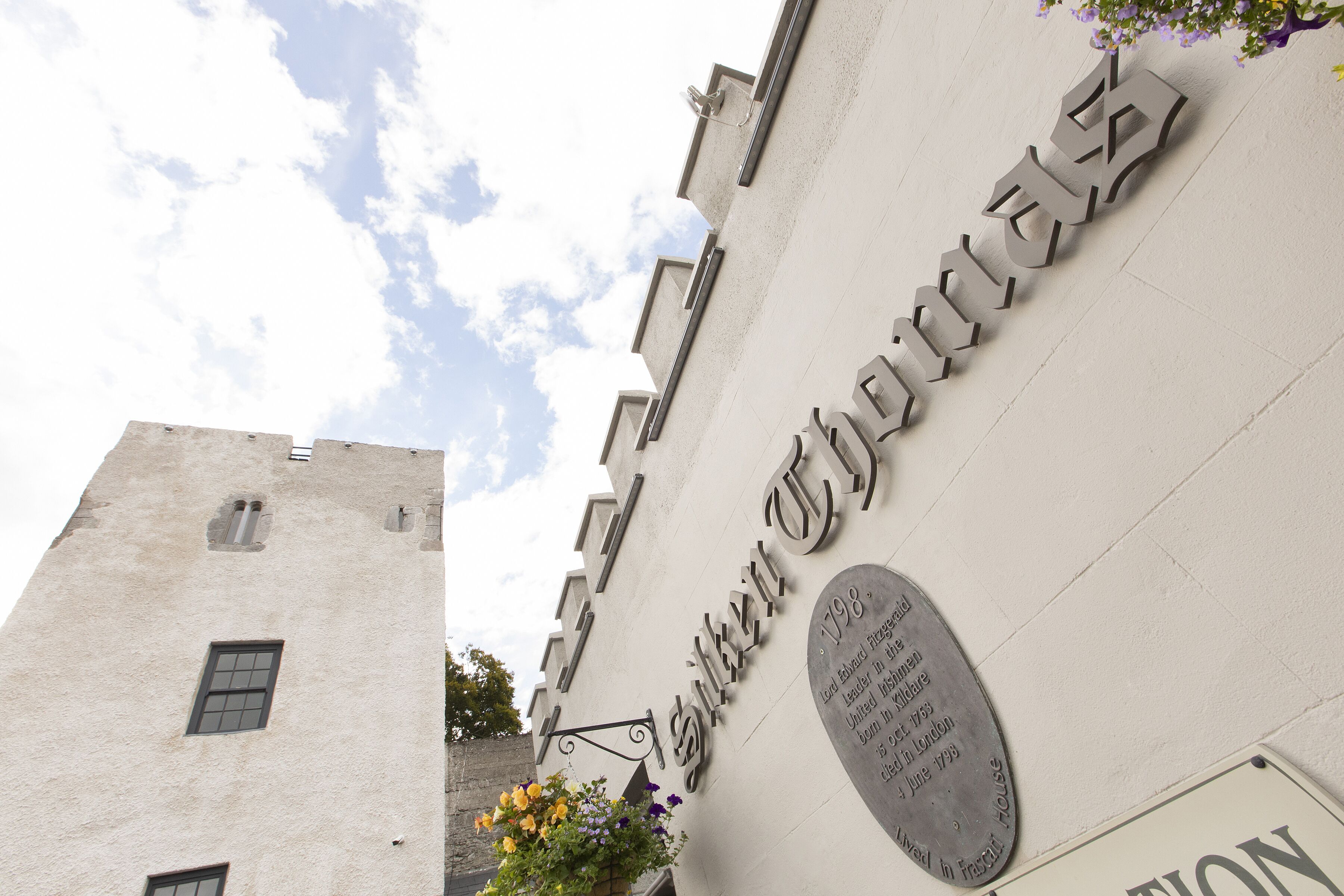 Un edificio con un cartel que dice 'Silhouette Hotel'.