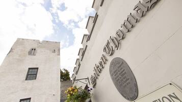 Un edificio con un cartel que dice 'Silhouette Hotel'.