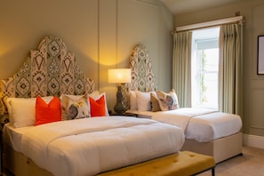 Superior Triple Room | Egyptian cotton sheets, premium bedding, desk, blackout drapes - Silken Thomas (Kildare)