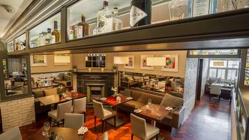 2 restaurants; breakfast, lunch and dinner served