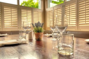 2 restaurants, breakfast, lunch, dinner served; Irish cuisine  - Silken Thomas (Kildare)