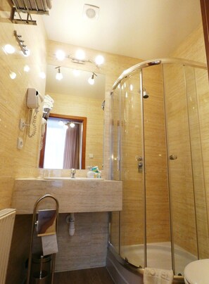 Shower, free toiletries, hair dryer, towels - Aparthotel Adler (Kraków)