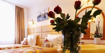 Camera Standard con letto matrimoniale o 2 letti singoli, 1 letto matrimoniale o 2 letti singoli | Biancheria da letto ipoallergenica, cassaforte in camera, una scrivania