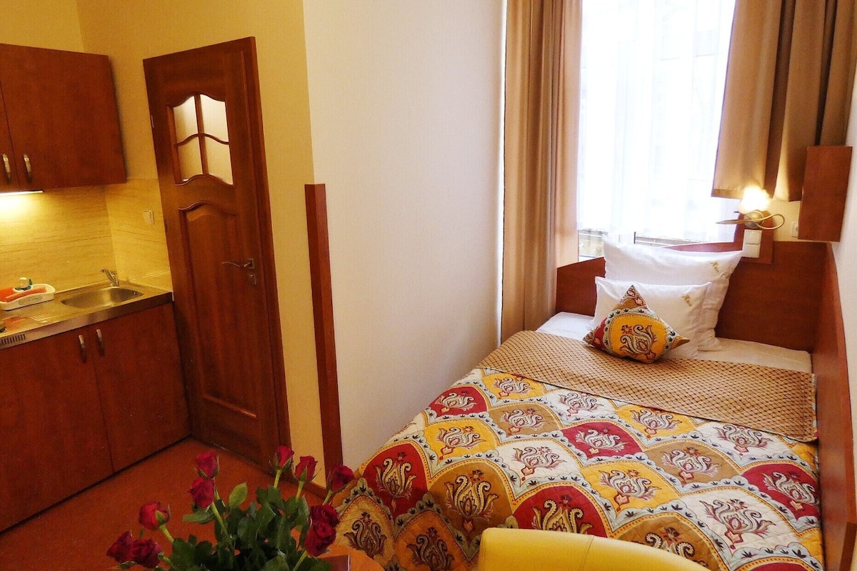 Single Room, Kitchenette | Hypo-allergenic bedding, in-room safe, desk, iron/ironing board