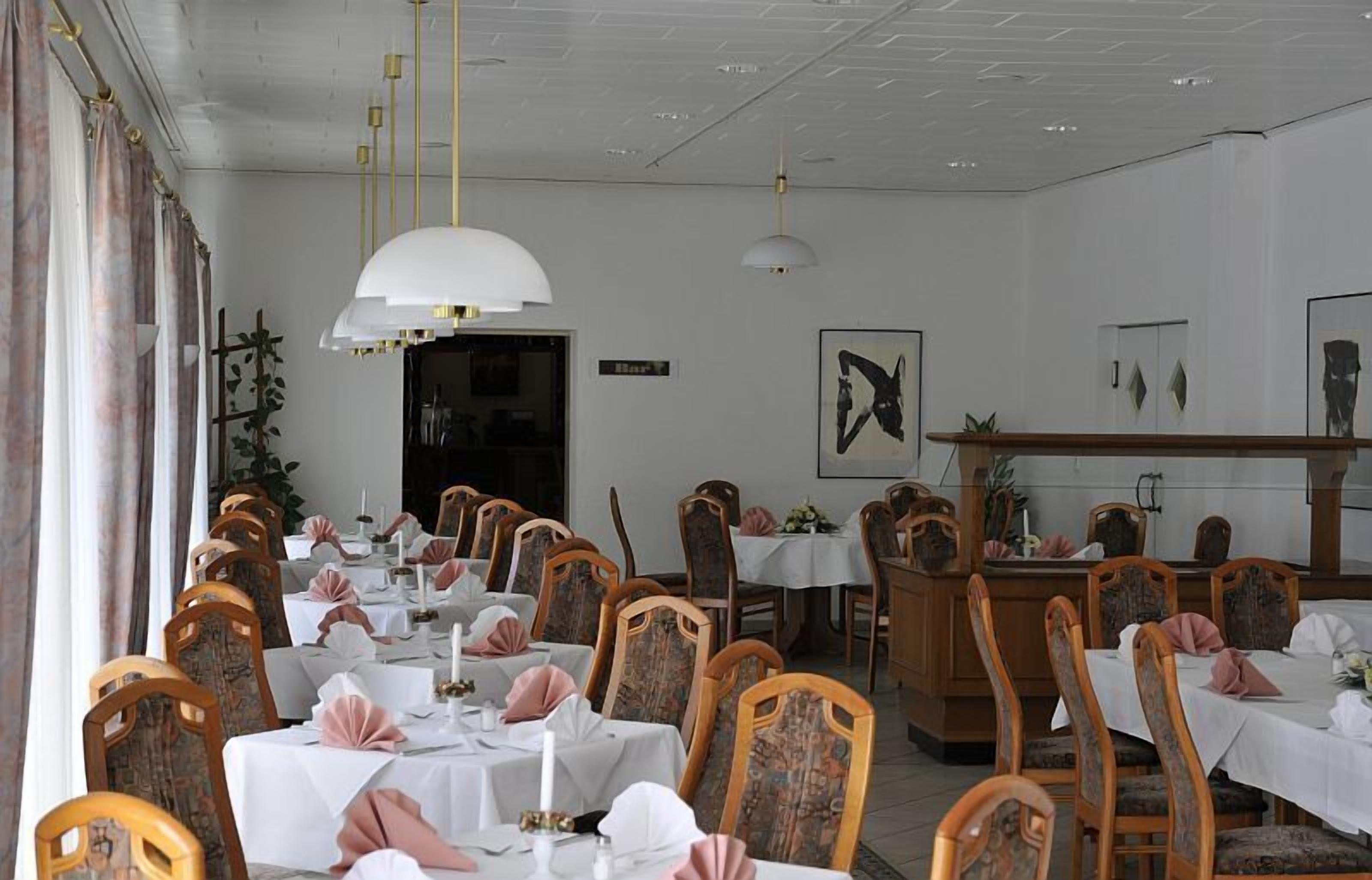 breakfast, lunch, dinner served; international cuisine