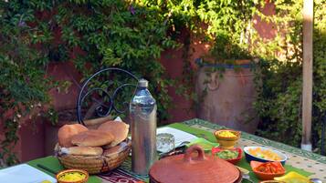 Se sirven desayunos, comidas y cenas