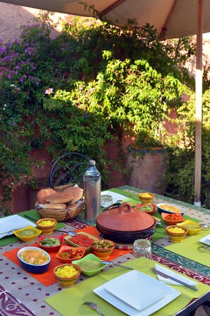 Se sirven desayunos, almuerzos y cenas (con mesas al aire libre)