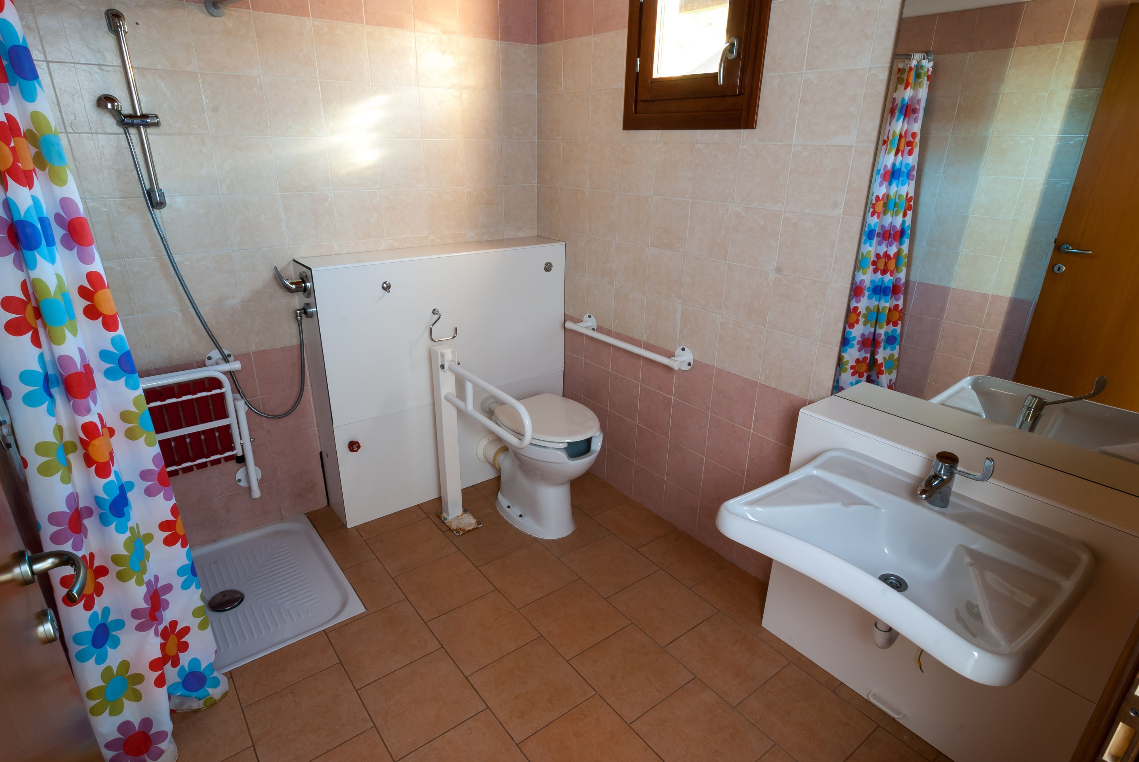 Un baño con inodoro, ducha y lavamanos.