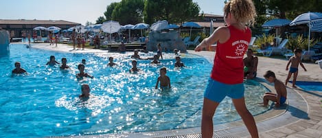 Piscina stagionale all'aperto, ombrelloni da piscina, lettini