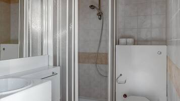 Shower, bidet, towels, toilet paper