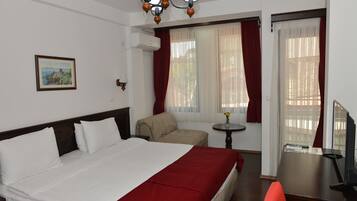 Habitación Deluxe con 1 cama doble o 2 individuales | 1 dormitorio, minibar, caja fuerte y escritorio