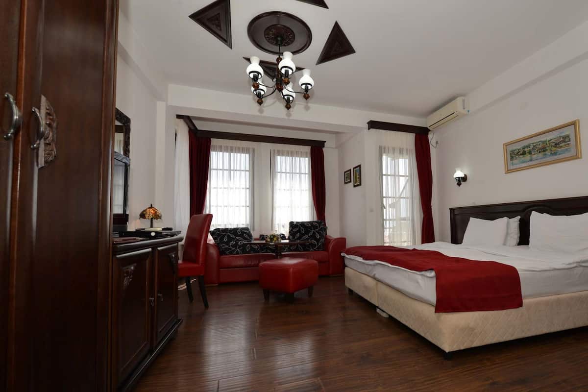 Deluxe Apartment, Lake View | 1 bedroom, minibar, in-room safe, desk