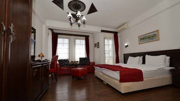 Apartamento Deluxe, vistas al lago | Minibar, caja fuerte, escritorio y sistema de insonorización